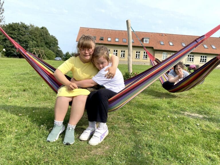 Sidsel, Christian og Oscar ’skåler’ i svampetoast lavet over åben ild. Foto: Karisefonden